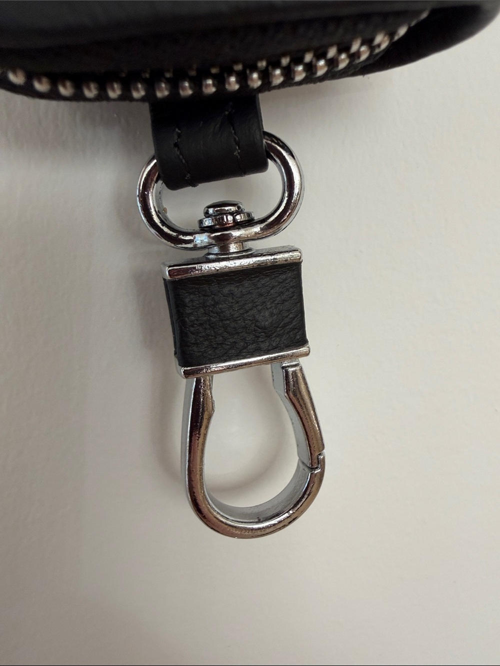 Black Leather Key Case with Gold Clip Excellent Condition - Picture 5 of 6